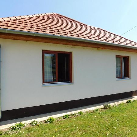 8888 Apartmanhaz Lispeszentadorjan Экстерьер фото