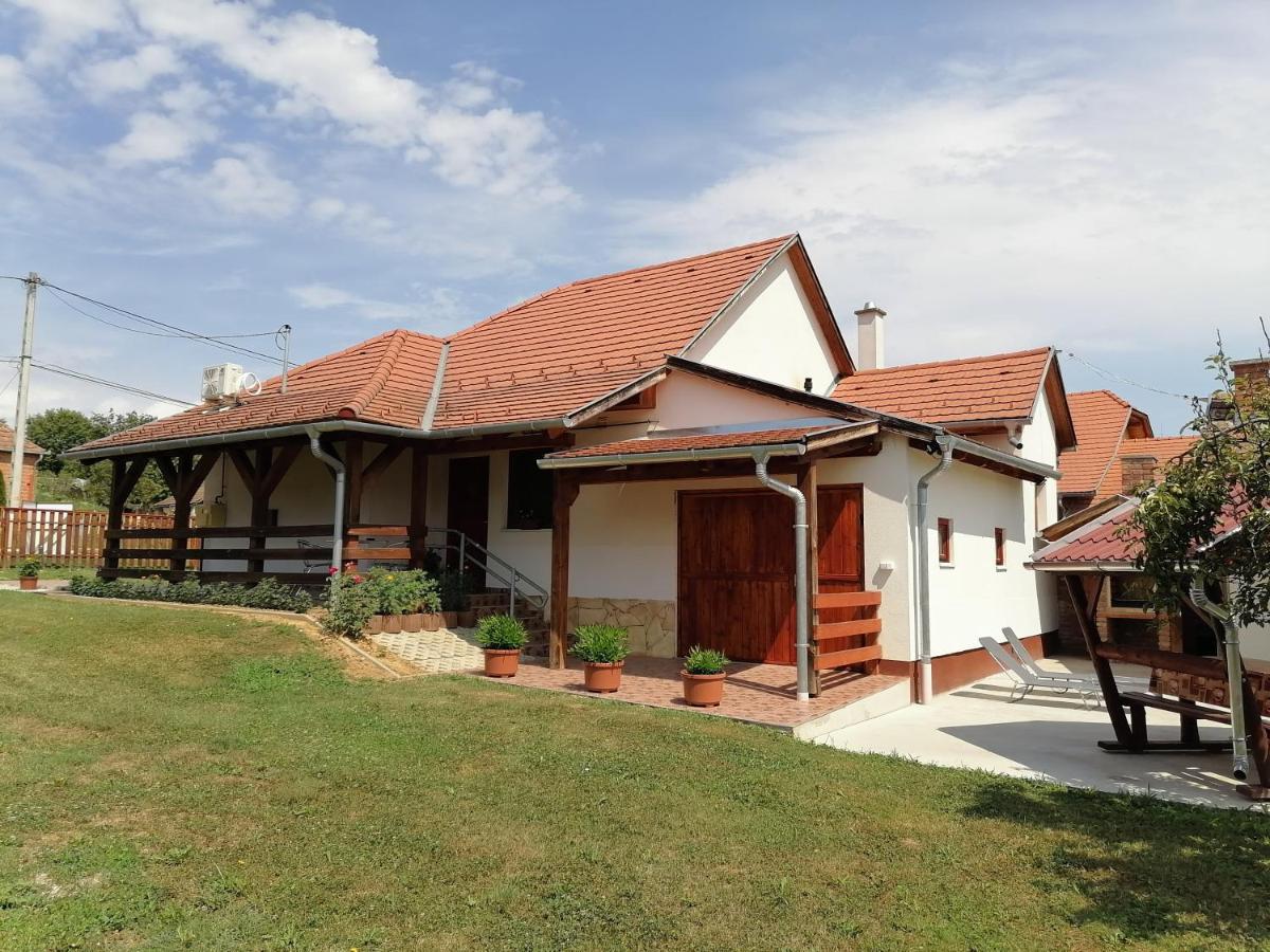 8888 Apartmanhaz Lispeszentadorjan Экстерьер фото