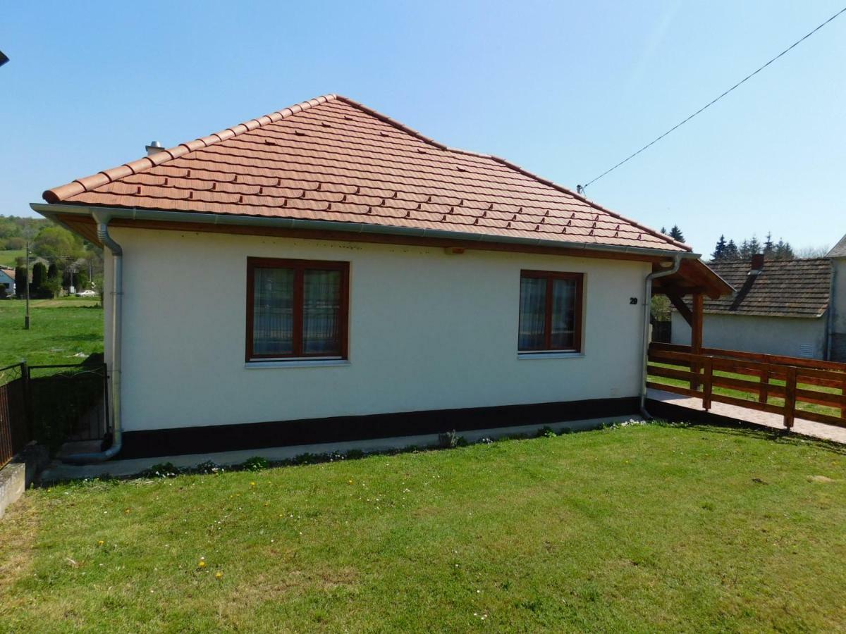 8888 Apartmanhaz Lispeszentadorjan Экстерьер фото